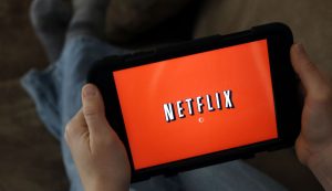 Padre aburrido de que usaran su cuenta de Netflix inventó una solución muy aplaudida por las redes sociales