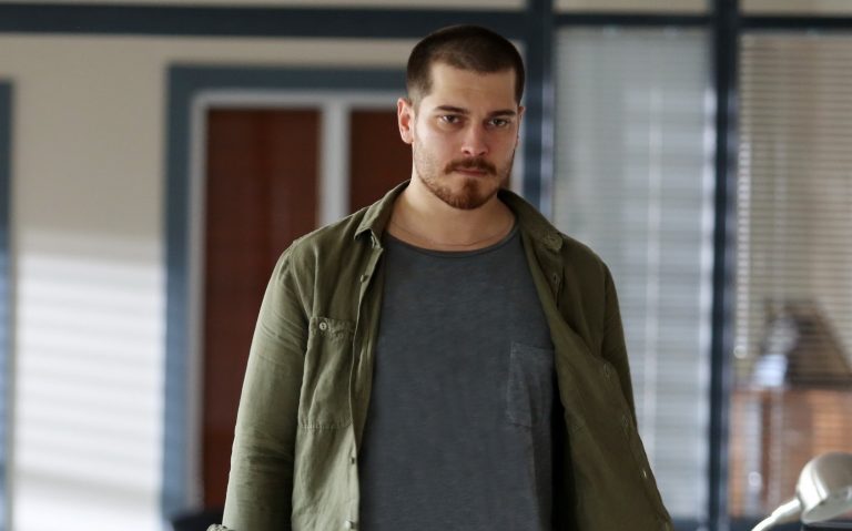 Çağatay Ulusoy está más guapo que nunca y así luce para la primera serie turca de Netflix