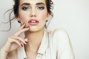 4 pasos infalibles para potenciar el maquillaje de ojos café