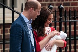 ¡Primeras imágenes! Kate Middleton luce radiante en su primera aparición junto a su recién nacido