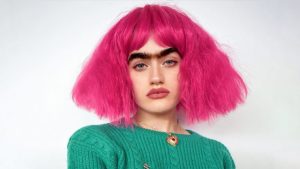 La modelo griega que desafía los estereotipos de belleza con sus cejas