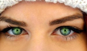 Estudio revela una curiosa relación entre los narcisistas y sus cejas