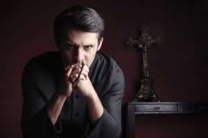 Teorías tras noticia del fallecimiento del Padre Reynaldo en "Perdona nuestros pecados"