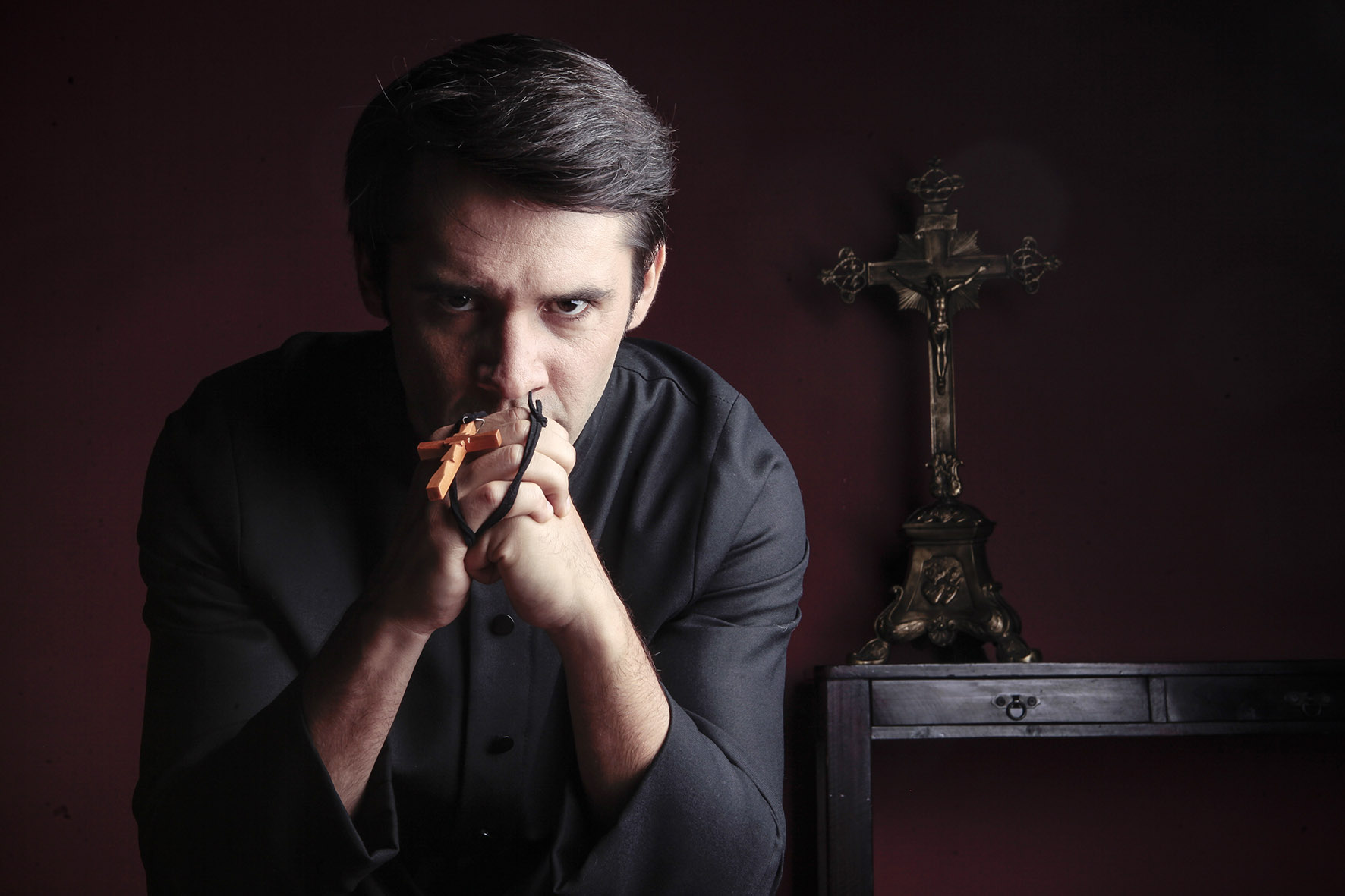 Teorías tras noticia del fallecimiento del Padre Reynaldo en "Perdona nuestros pecados"