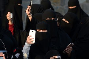 ¡Con cárcel! Arabia Saudita castigará a parejas que espíen su celular