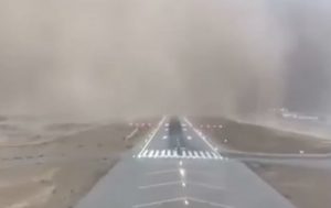¡Impresionante! Avión aterriza en medio de una tormenta de arena