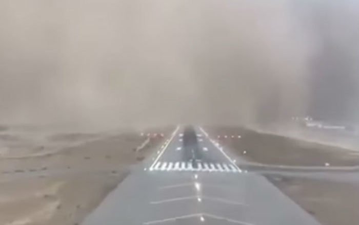¡Impresionante! Avión aterriza en medio de una tormenta de arena