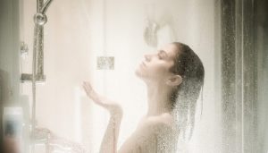 5 razones por las que no deberías ducharte con agua caliente