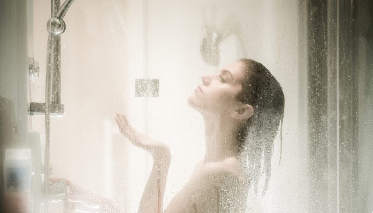 5 razones por las que no deberías ducharte con agua caliente