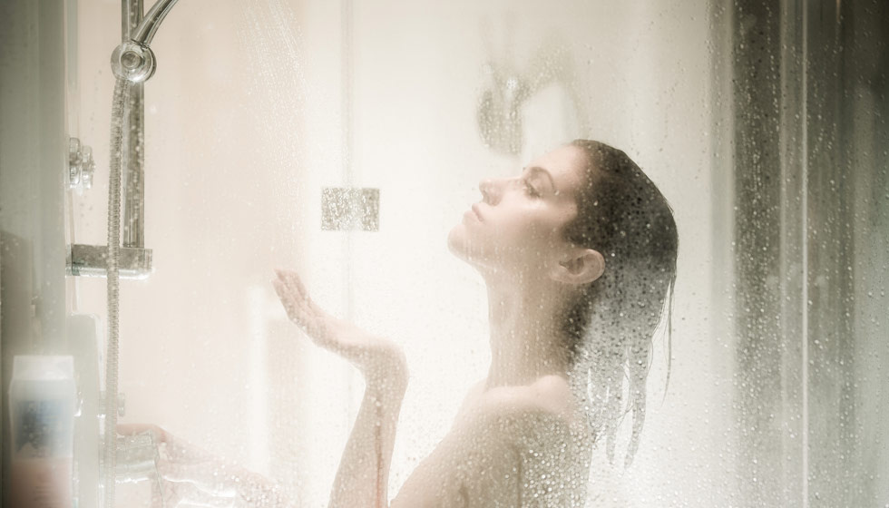 5 razones por las que no deberías ducharte con agua caliente