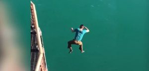 Viña del Mar: Video muestra heroica acción de Carabinero, al saltar al mar para rescatar a una mujer