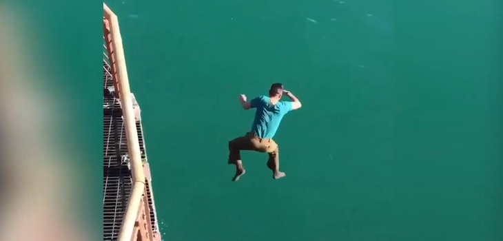 Viña del Mar: Video muestra heroica acción de Carabinero, al saltar al mar para rescatar a una mujer