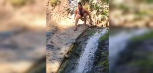 ¡Fail! Mujer intenta posar en cascada pero sufre una caída que se hizo viral