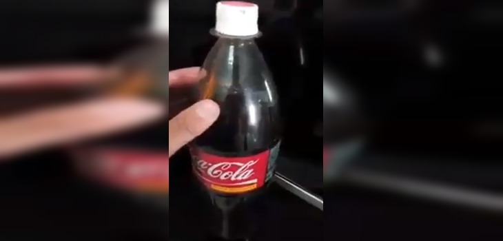 Hombre encontró un ratón en una botella de Coca Cola