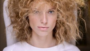 Todo lo que debes saber para acabar con el efecto frizz en tu pelo