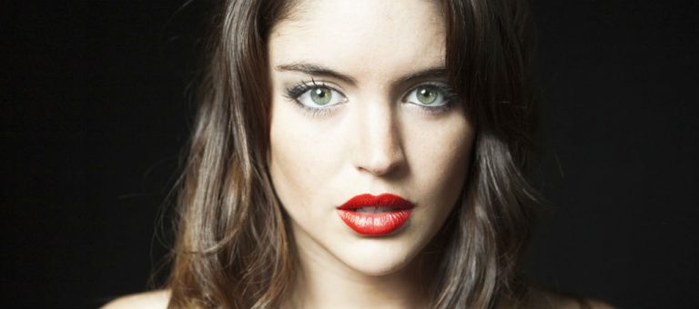 ¿Se fue? Llega nuevo rostro al basktage de "Rojo" y fanáticos se preguntan qué pasó con Constanza Piccoli