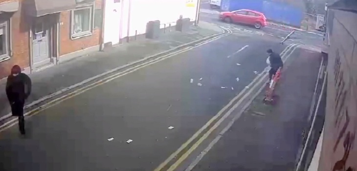 Ráfaga de viento le quitó a un ladrón el dinero que recién había robado