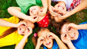 Su madre no tenía dinero para comprarle un computador por lo que ella se hizo uno de cartón