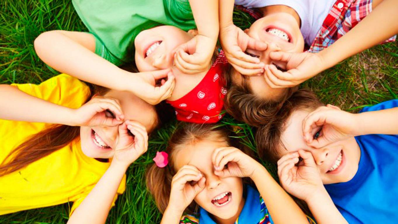 Su madre no tenía dinero para comprarle un computador por lo que ella se hizo uno de cartón