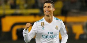 Fanática de Cristiano Ronaldo sufre bochornoso accidente mientras corría a abrazarlo