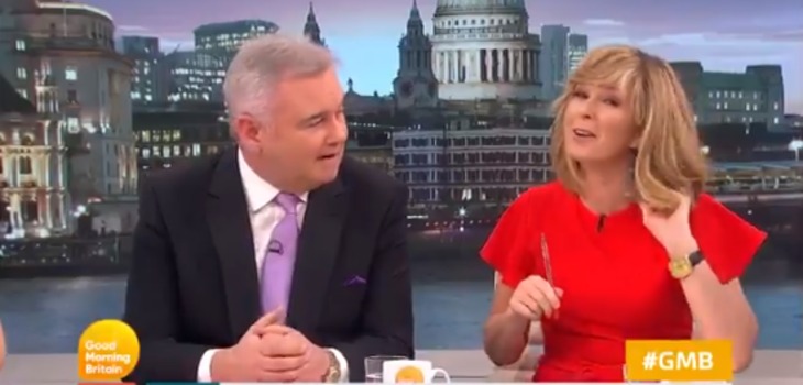 Animadora causas risas al sacar sorpresivamente un objeto de su pelo