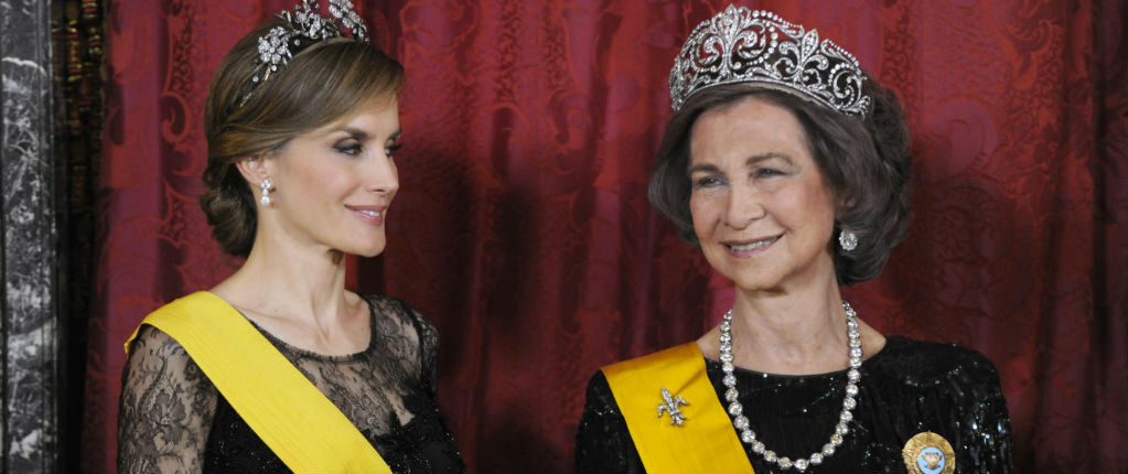 Video muestra como Reina Letizia no deja que la reina Sofía se tome una foto con sus nietas