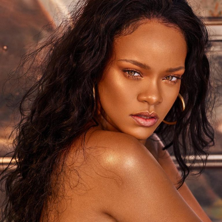 Rihanna causa furor con nuevo producto de su línea de maquillaje