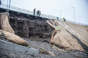 Lluvia provocó gran socavón en puente inaugurado hace un mes en Punta Arenas