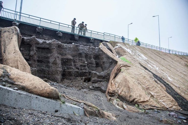 Lluvia provocó gran socavón en puente inaugurado hace un mes en Punta Arenas