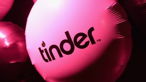 "Ponte un vestido negro" la insólita cita Tinder que terminó en el lugar menos esperado