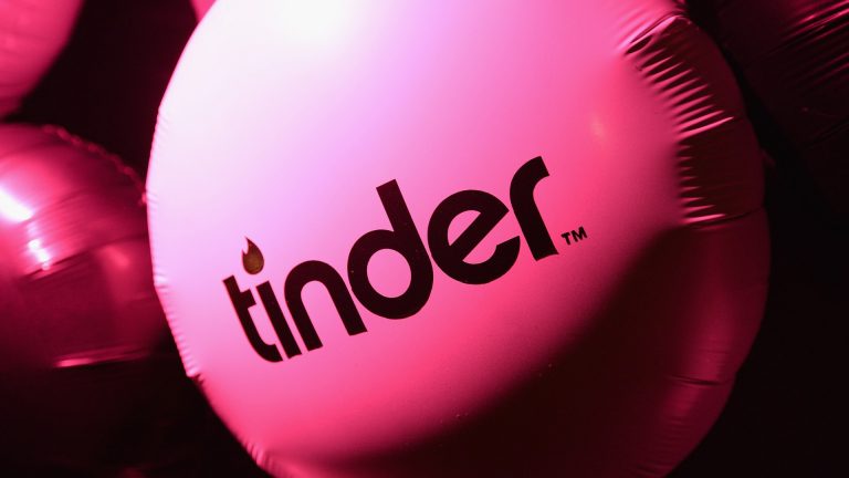 "Ponte un vestido negro" la insólita cita Tinder que terminó en el lugar menos esperado