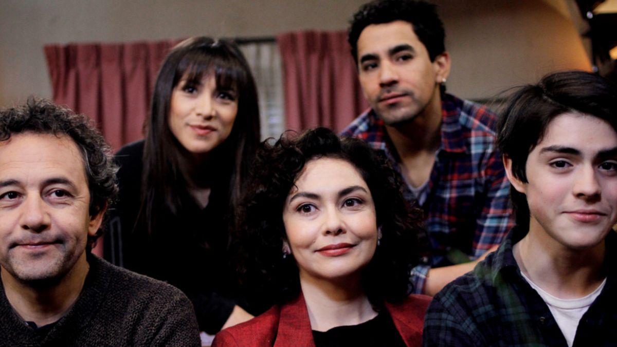 Reconocido actor de "Los 80" es acusado de violencia física y sexual por su ex pareja