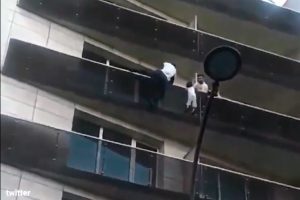 Niño que casi se cae de balcón se quedó solo ¡porque su padre estaba jugando Pokemon Go!