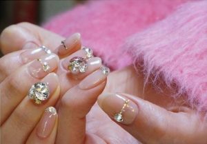 Glass nails: Así es la nueva y lujosa tendencia en manicure