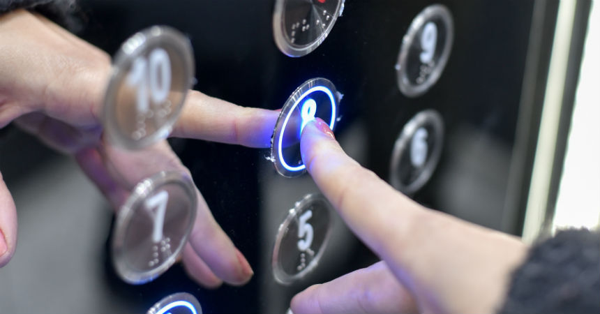 Mujer terminó inconsciente luego que ascensor descontrolado subiera 21 pisos en 5 segundos