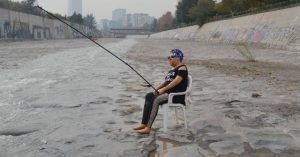 ¿Patricia Maldonado pescando en el río Mapocho? Conoce la historia que se tomó las redes sociales