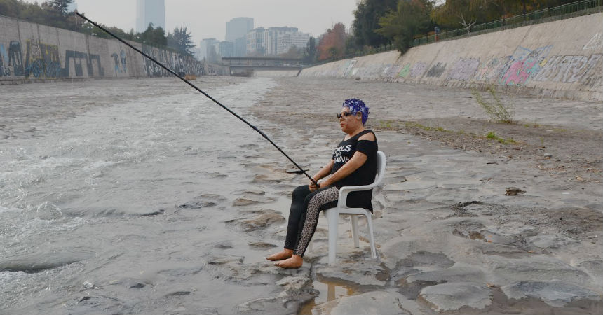 ¿Patricia Maldonado pescando en el río Mapocho? Conoce la historia que se tomó las redes sociales