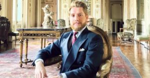 El chileno acusado de colarse a fiestas en Europa y hacerse pasar por miembro de la realeza