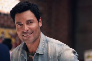 ¡Como el vino! Chayanne enciende las redes sociales con provocadora imagen