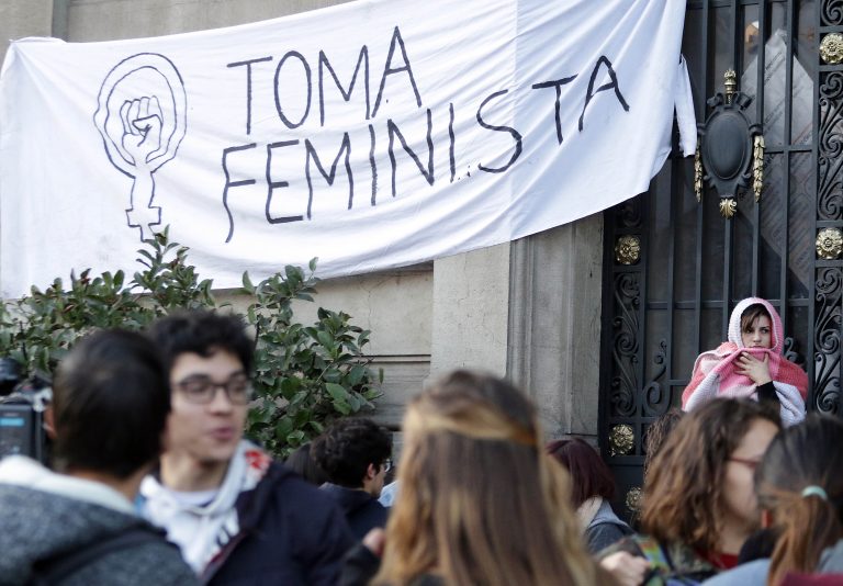 Histórico: más de 100 estudiantes inician toma feminista en la casa central de la Universidad Católica