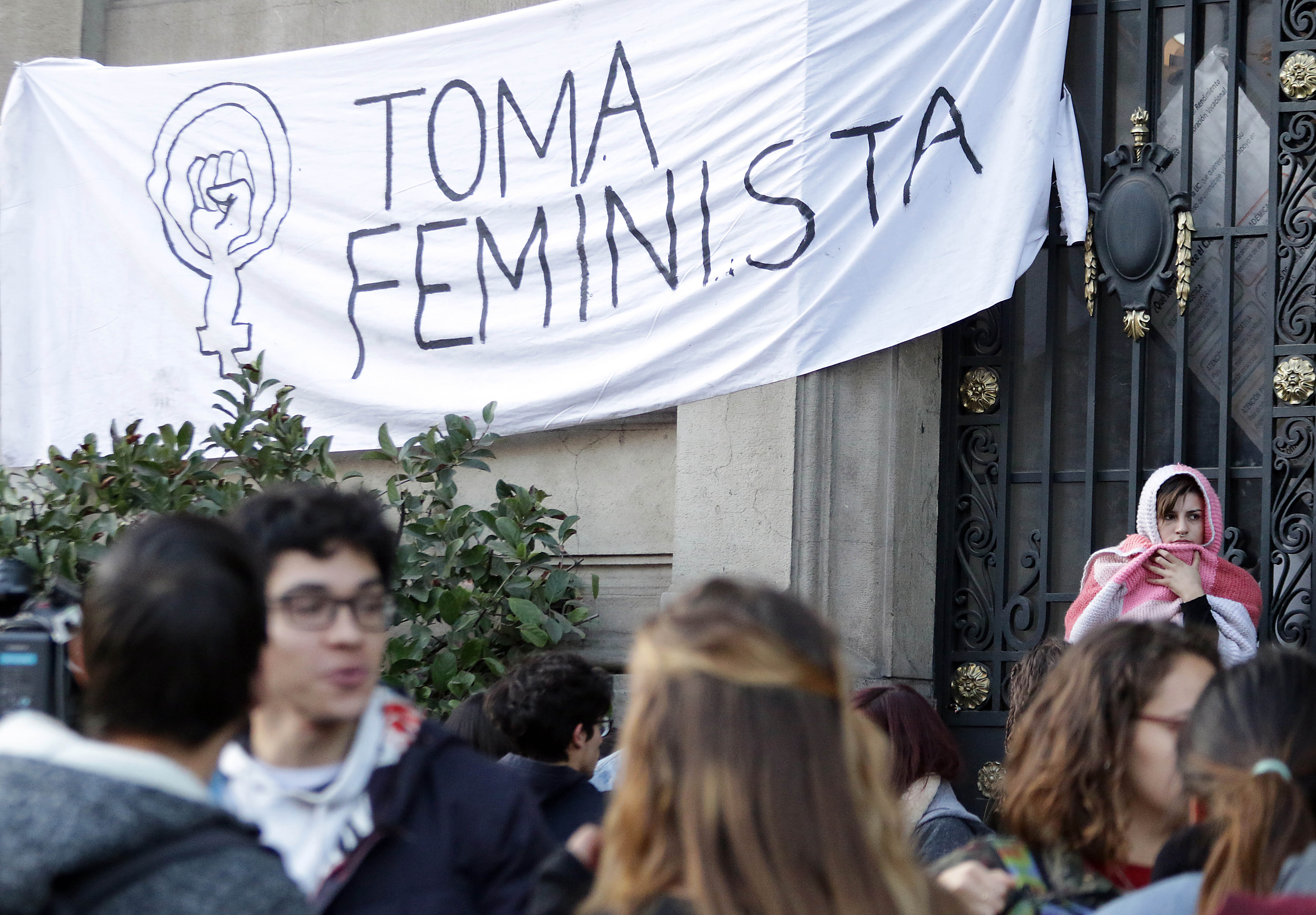 Histórico: más de 100 estudiantes inician toma feminista en la casa central de la Universidad Católica