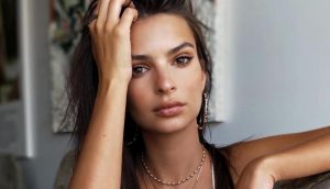 La modelo Emily Ratajkowski es criticada en redes sociales por su extrema delgadez