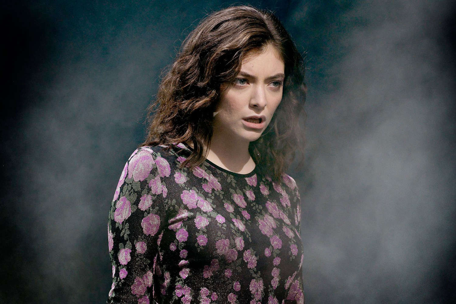 Lorde acusa a Kanye West y a Kid Cudi de copiar escenografía