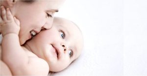 Los beneficios del olor de los bebés en las mamás