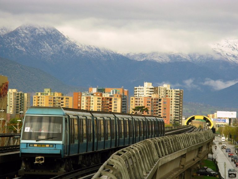 Metro de Santiago planea una extensión de 300 kilómetros en su red
