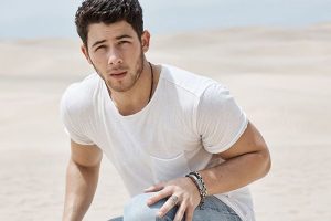 "El matrimonio engorda": Critican a Nick Jonas por su físico tras ser fotografiado sin polera