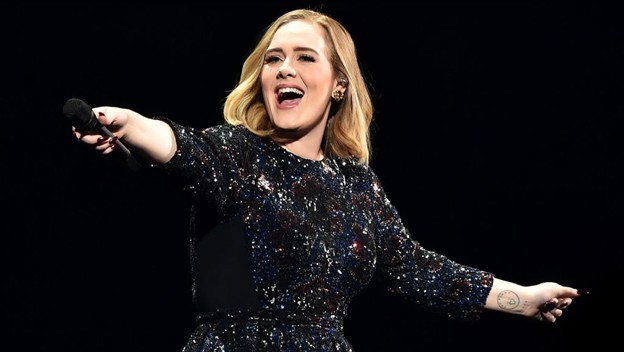 Adele celebra sus 30 años al estilo de Titanic