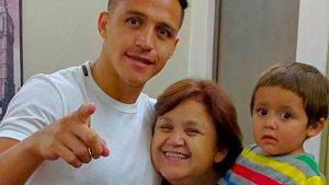 Alexis Sánchez nos emociona a todos con el cariñoso saludo a su madre
