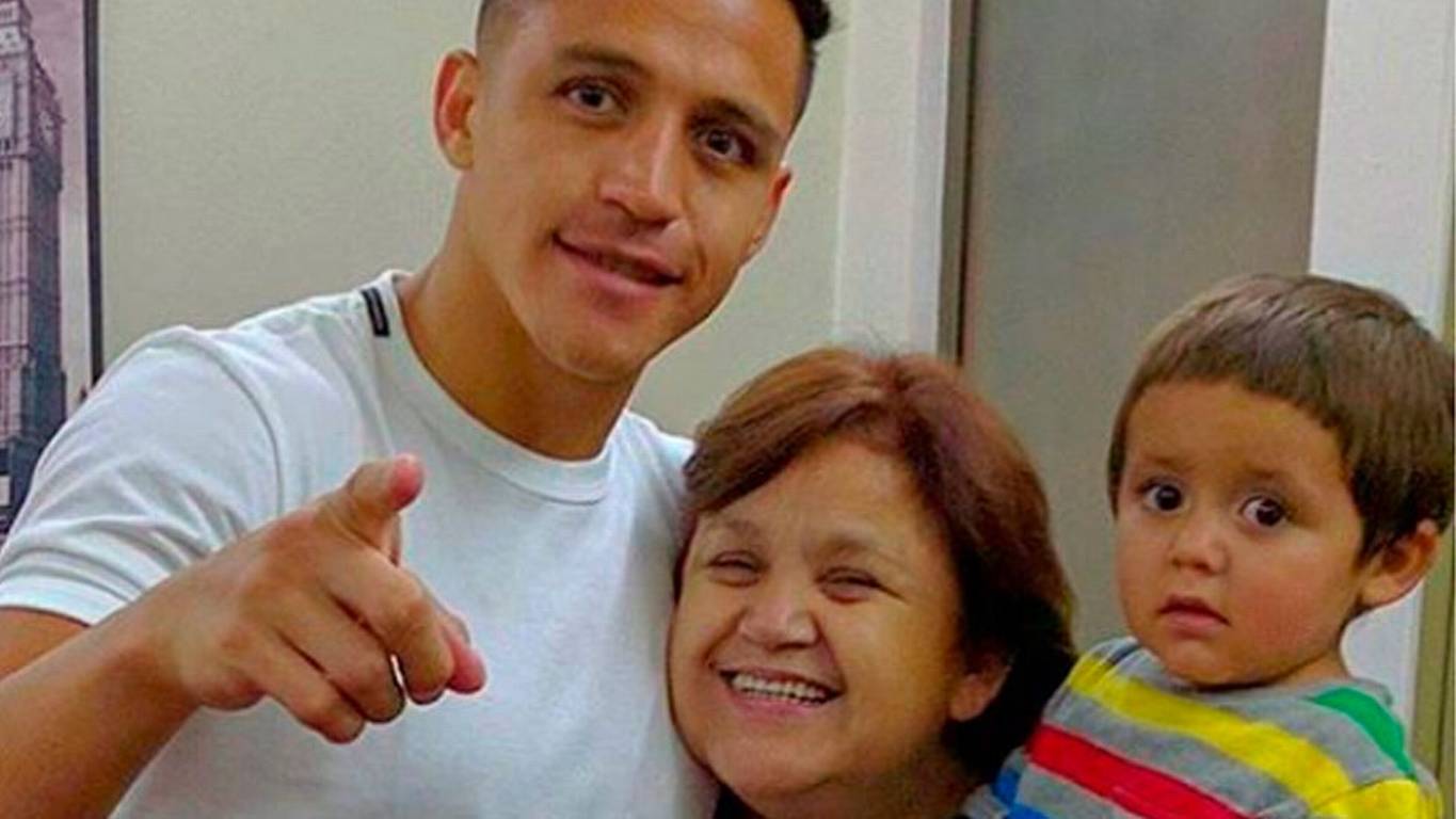 Alexis Sánchez nos emociona a todos con el cariñoso saludo a su madre