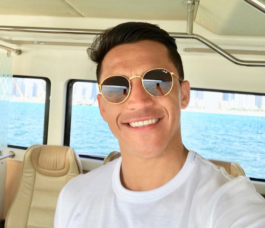 Alexis Sánchez luce su buen cuerpo en paradisíaca playa en donde está de vacaciones con Mayte